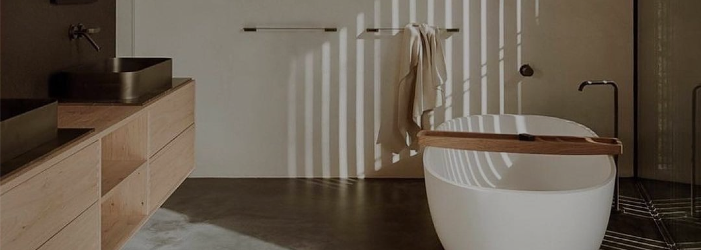 Luxurious Bathroom with a Large Tub and a Glass Enclosure